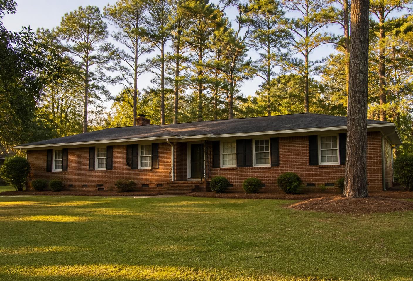 Brick ranch home in Georgia with crawl space foundation vents at ground level